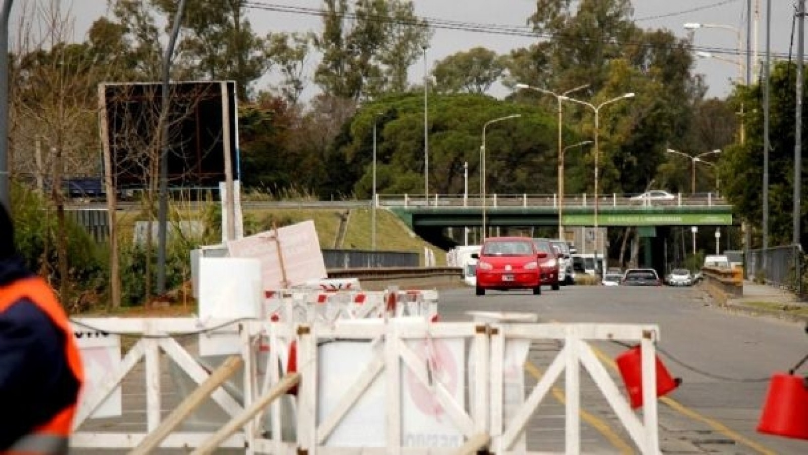 Accidente en el Camino del Buen Ayre: Rozó un camión con su moto, cayó y falleció